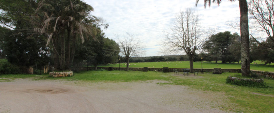 Beautiful historical possession with a large plot of land