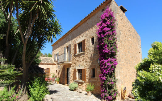Finca con fachada de piedra y piscina Algaida Mallorca