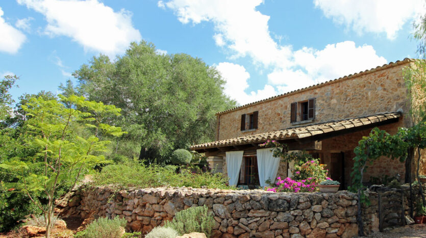 Algaida Mallorca finca fachada de piedra con casa de visita y piscina