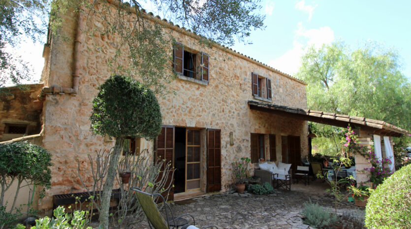 Algaida Mallorca stone facade finca with guest house and pool