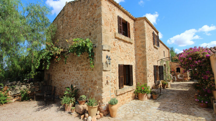 Algaida Mallorca stone facade finca with guest house and pool