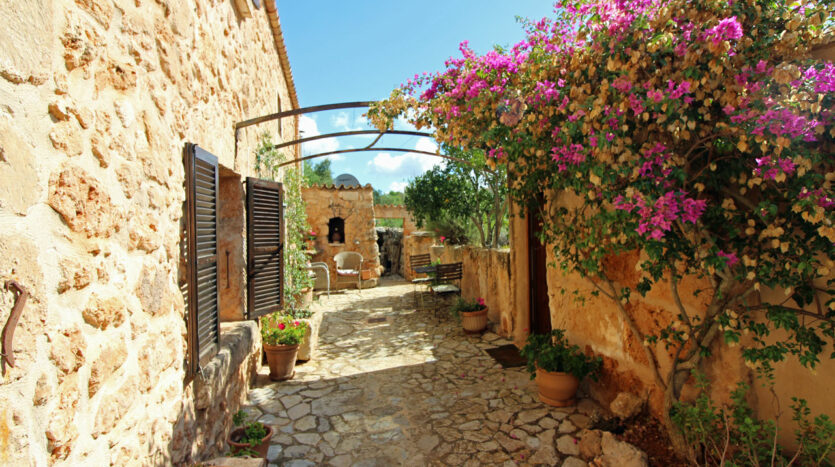 Algaida Mallorca finca fachada de piedra con casa de visita y piscina