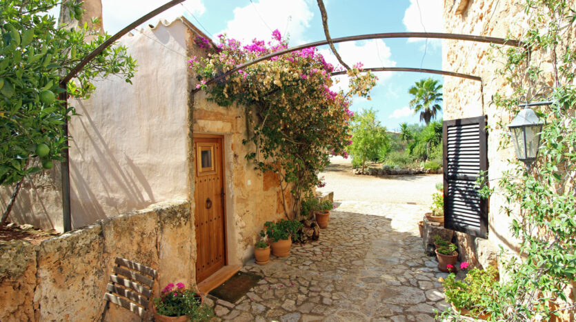 Alglaida Mallorca Finca mit Steinfassade, Gästehaus und Pool