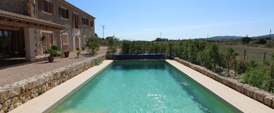 Hermosa finca rústica con fachada de piedra y piscina cerca de Algaida